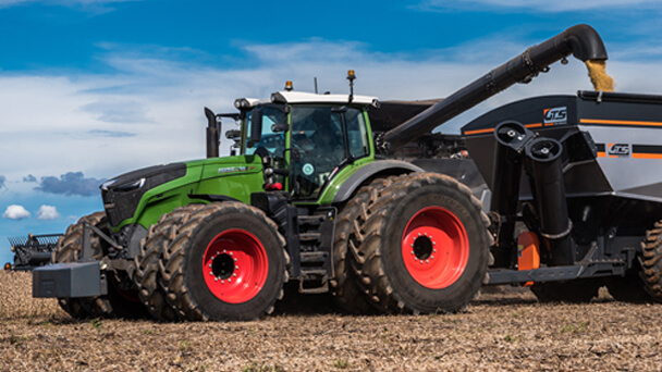 Fendt 1000 Vario tractor with a grain harvester attachment