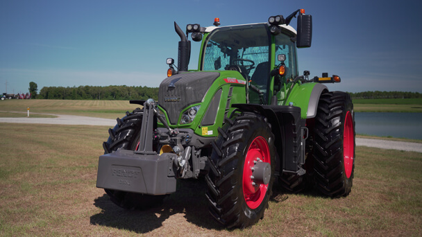 Fendt 700 Vario tractor with a full bucket