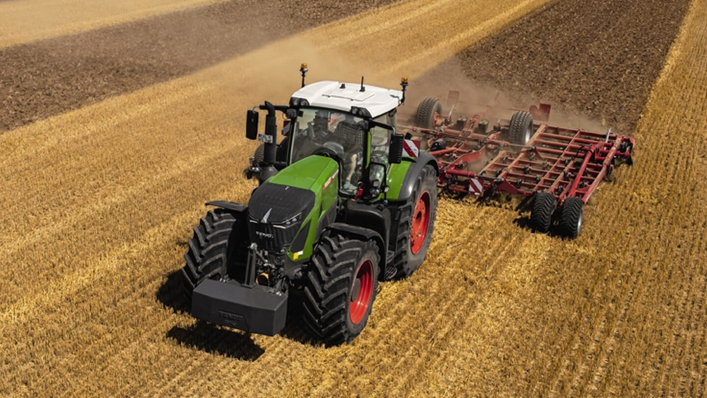 Fendt 900 Gen6 tractor with a field cultivator attachment