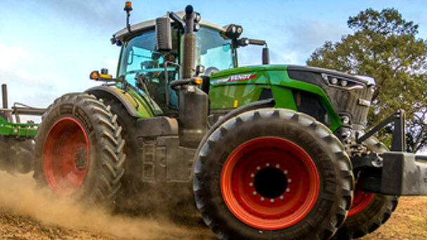 Fendt 900 tractor kicking up dust