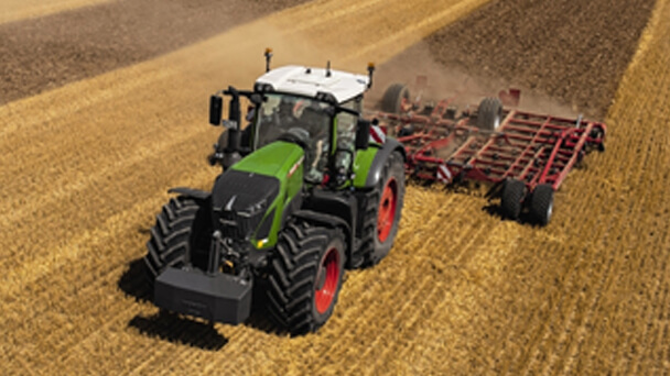 Fendt 900 Gen6 tractor with a field cultivator attachment