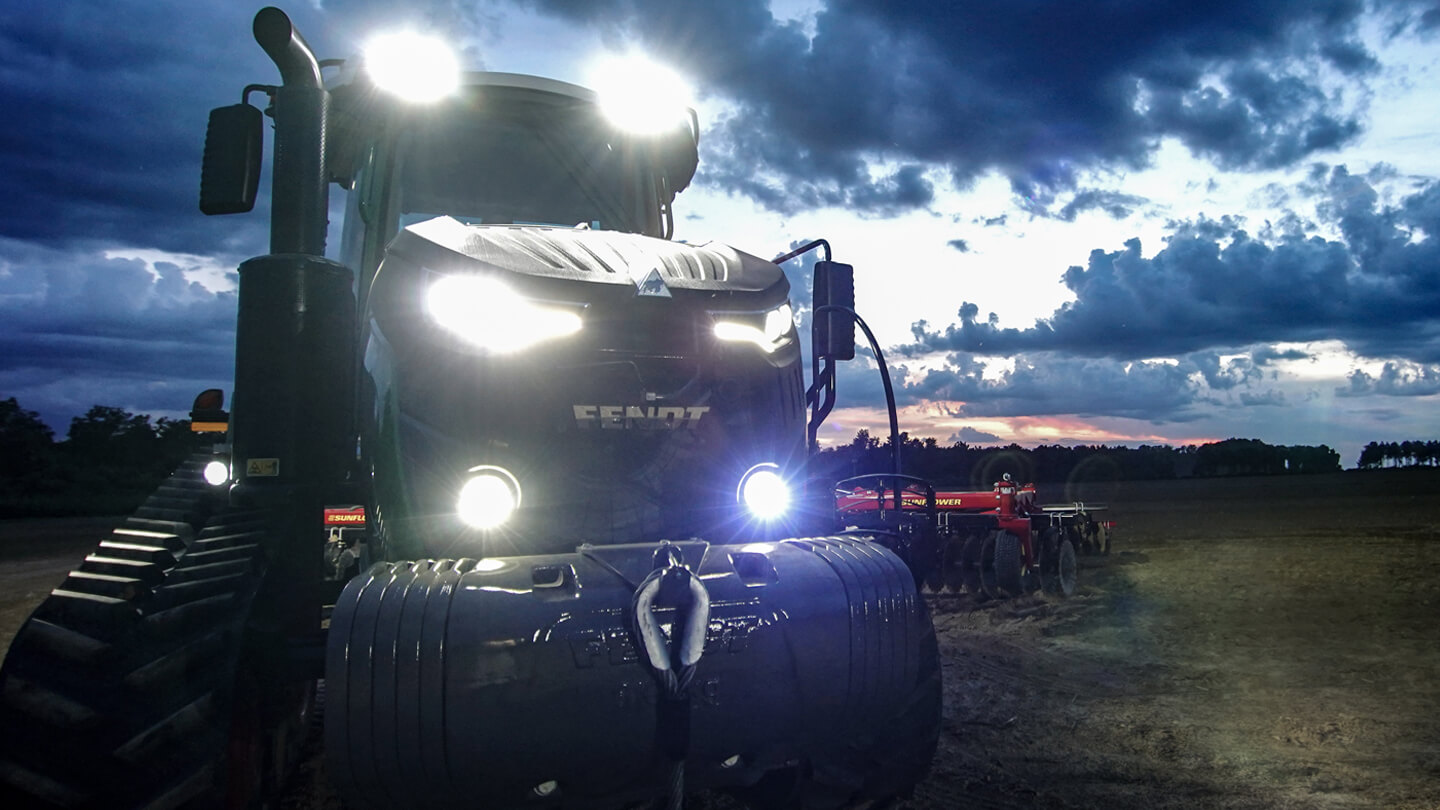 Fendt 900 Vario MT tractor with headlights on