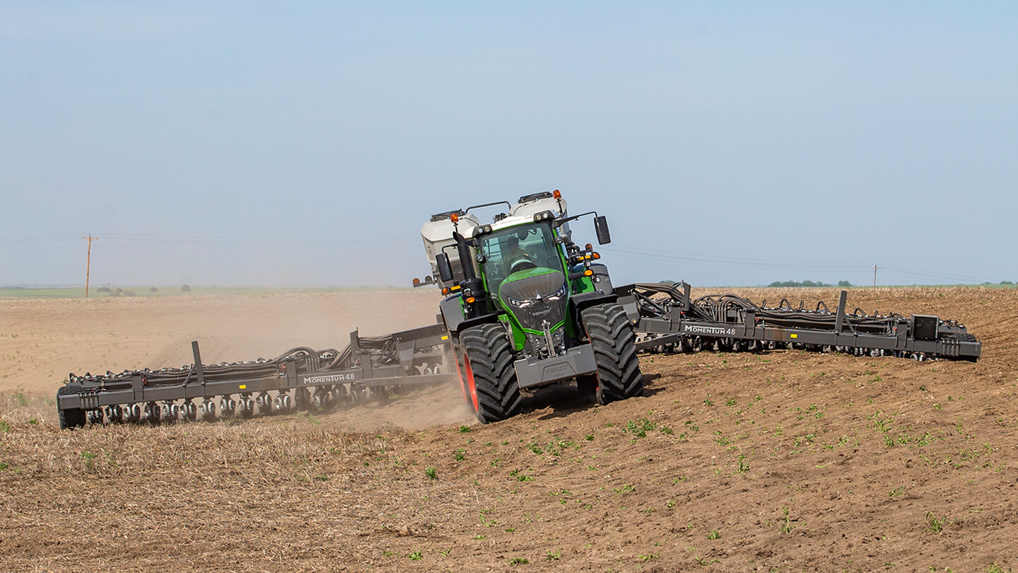 Fendt Momentum planter with Fendt tractor in field